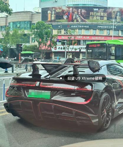 全球仅30台！乐清街头惊现千万级豪车

近日，乐清街头一台豪车刷屏本地社交平台。