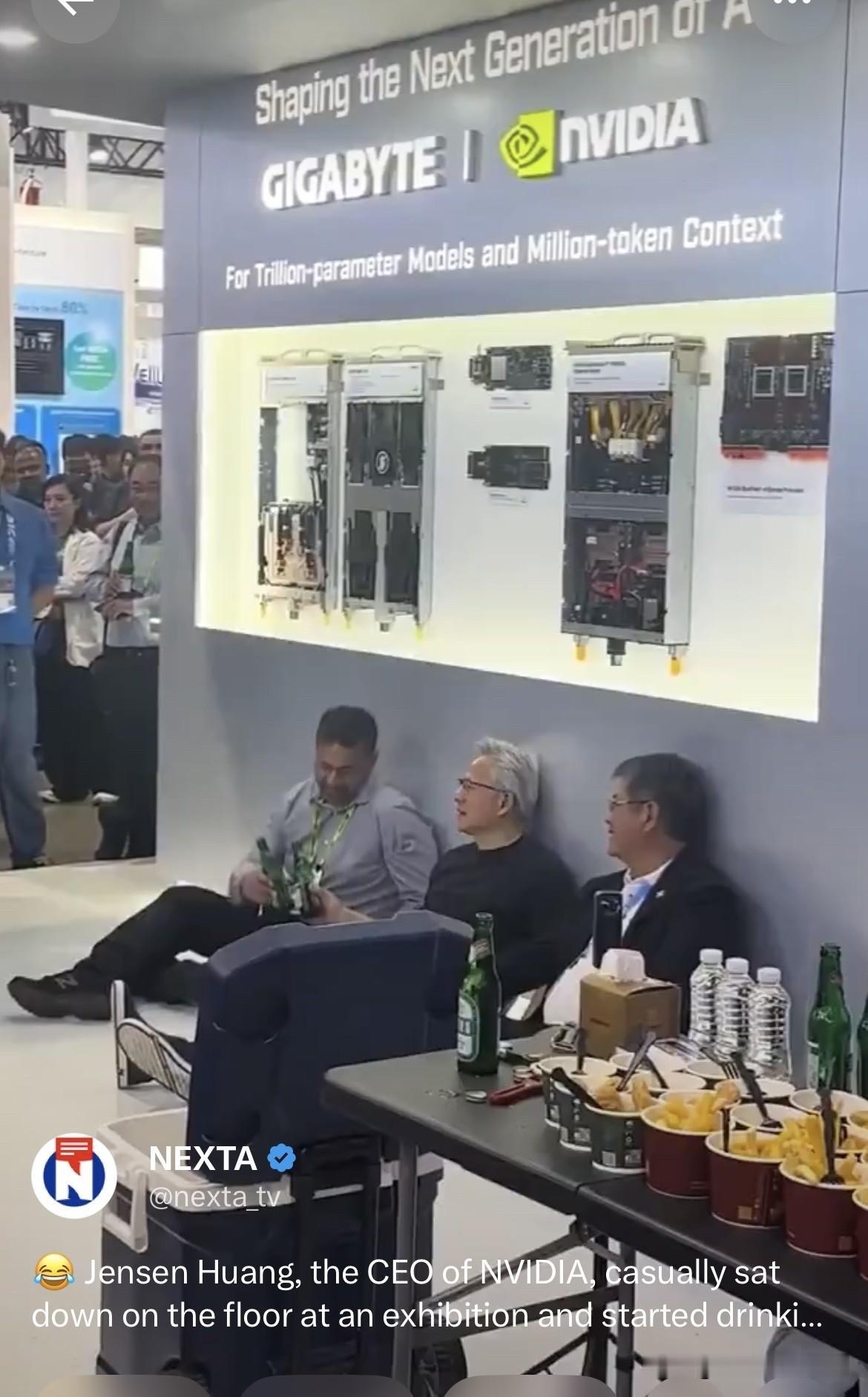 英伟达（NVIDIA）首席执行官黄仁勋在展览会上与技嘉的大管家一起随意坐在地板上