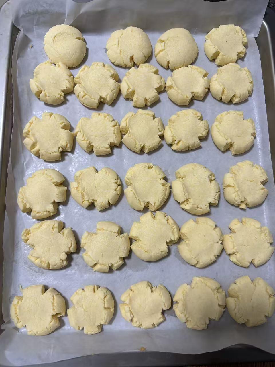 1、早饭用微波炉热上一杯纯牛奶加上几块蛋糕及2个鸡蛋白搞定。鸡蛋白来自昨晚做玛格