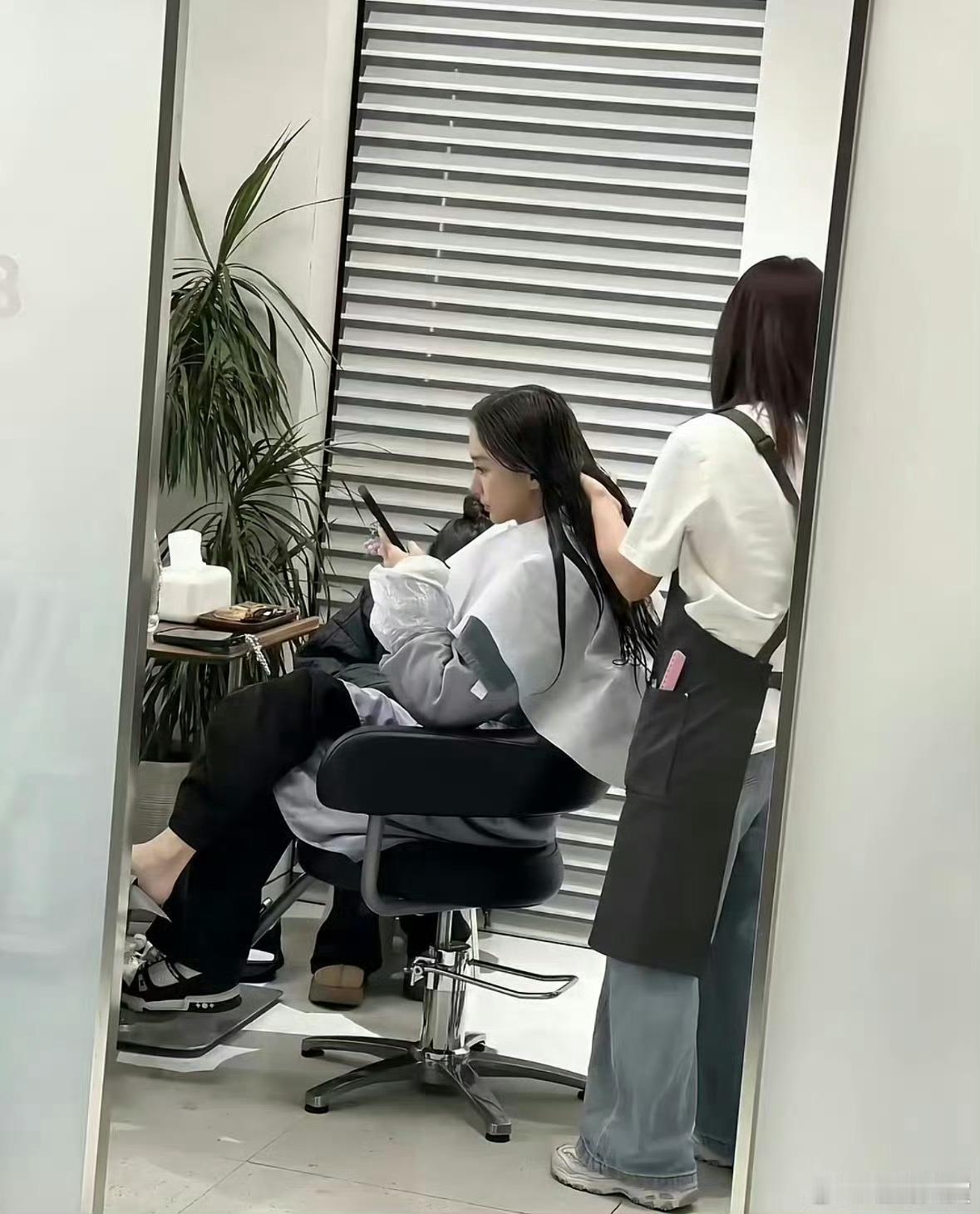 光这个侧脸我就觉得好绝！什么颜色都好好看 