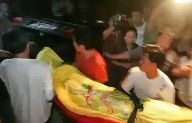 2005年的夏天，高秀敏突然猝死，遗体被殡仪馆的工作人员，从家里抬了出来，这是现