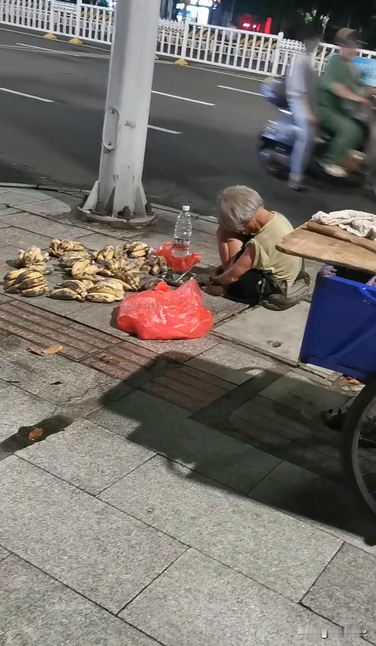 “有人总觉得房子不够大，车子不够贵，或化妆品不够档次，但有些人为了活着就几乎花光