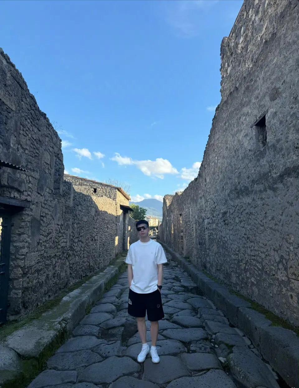 龙队这是在那里旅游啊，古朴的墙面和地砖，看来龙队也是个喜欢中国历史文化的人！不过