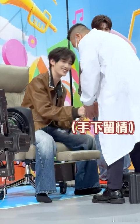 丁程鑫陆虎唱出史上最痛苦龙卷风你好星期六丁程鑫[超话]丁程鑫和陆虎这段《龙卷风》