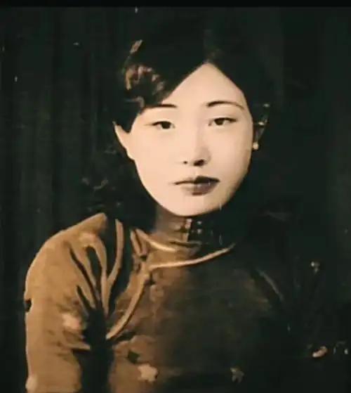 1940年，日本宪兵队长在茶馆喝茶，这时，一个穿着白色旗袍的军统女特工，故意和他