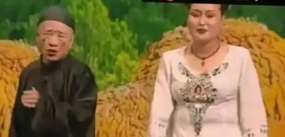 闫学晶直播里一句“年入四十万真不够花”被截屏疯传，网友瞬间炸锅。
她早年演农村媳