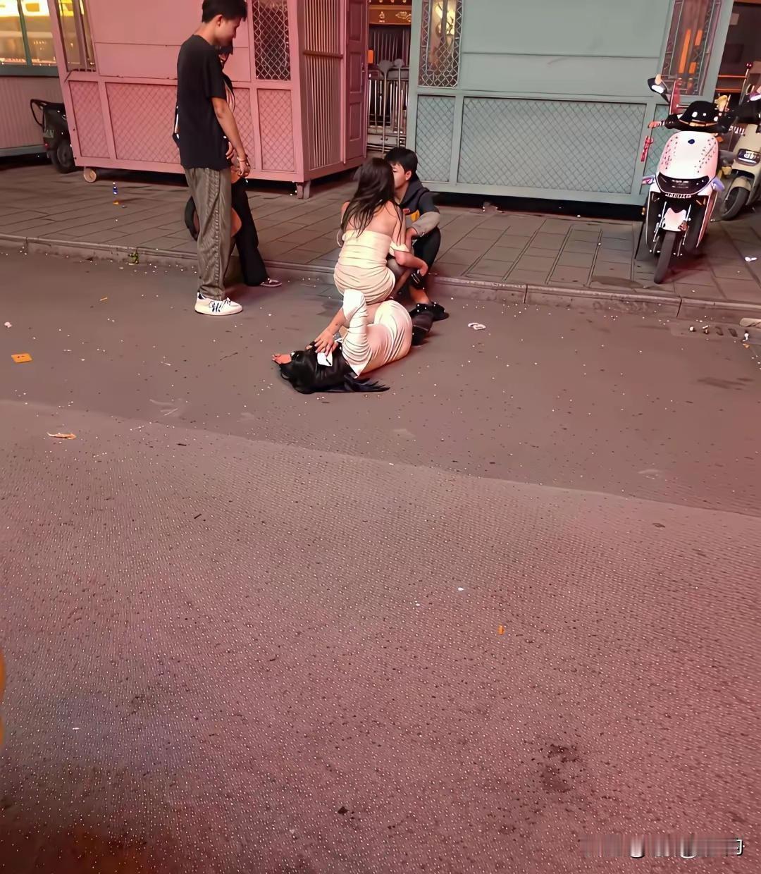 一女子醉卧路边
女孩子千万不要在外饮酒
