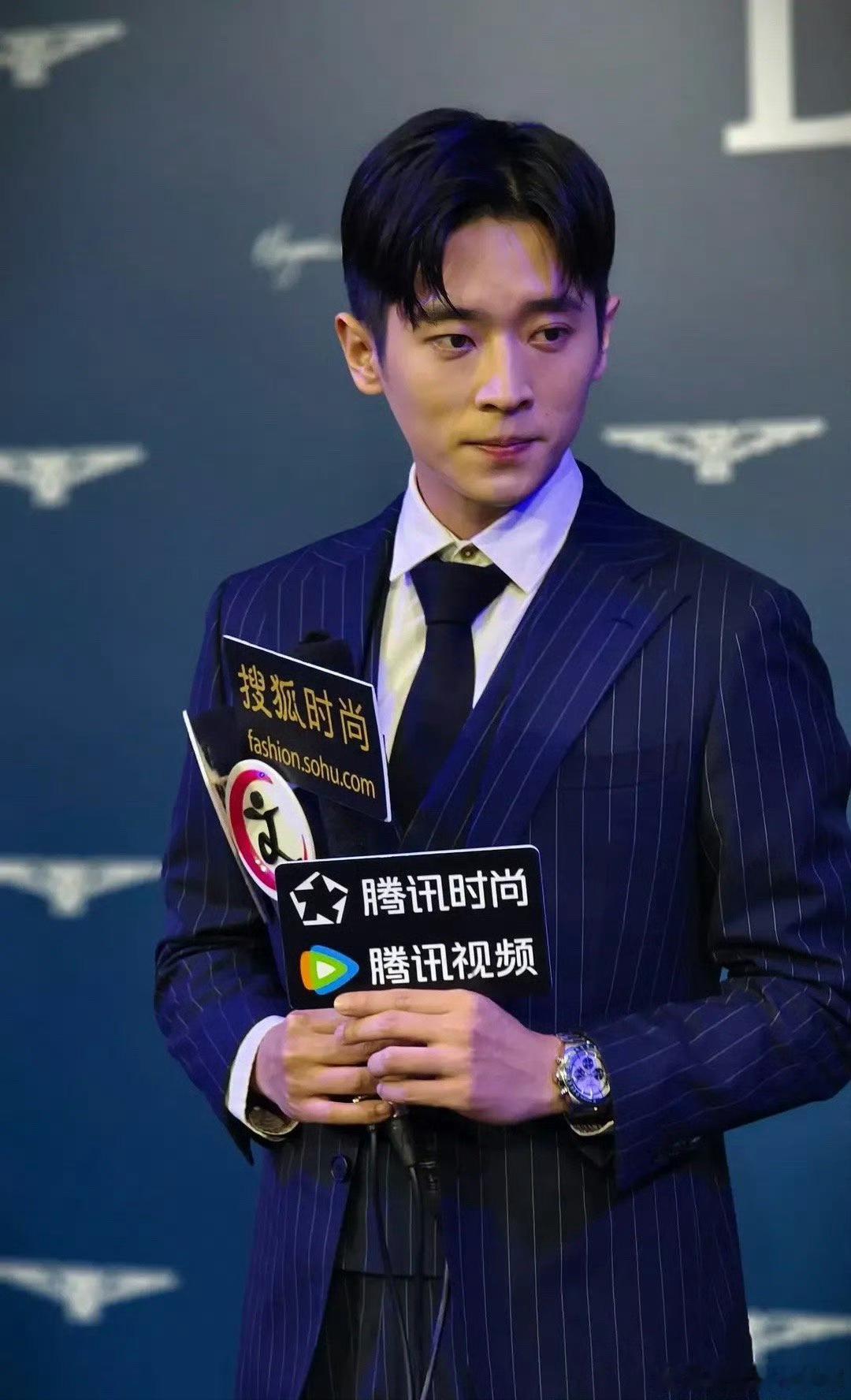 丞磊这个造型显得更加老气了 ​​​