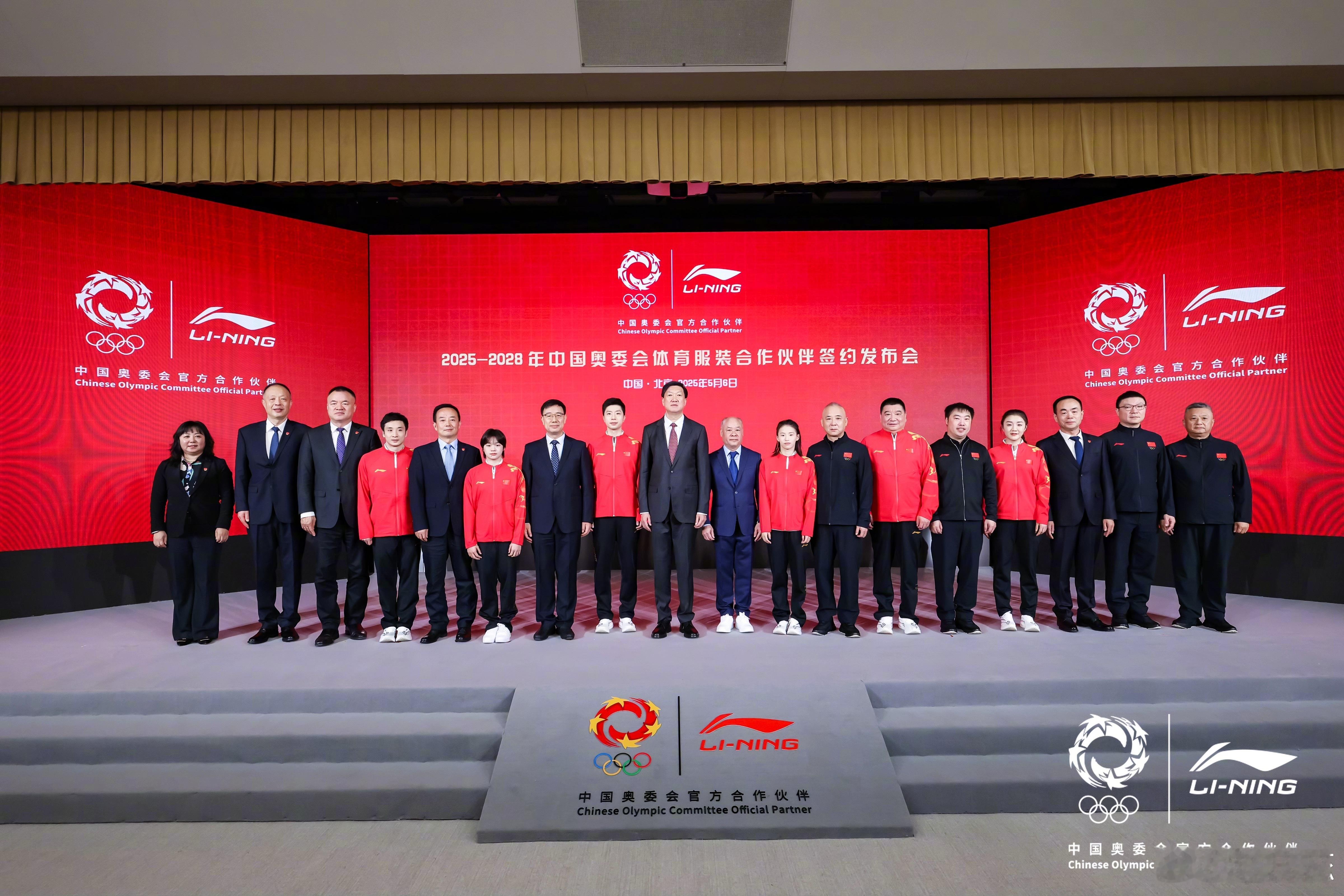 回看雅典奥运会的照片，站在领奖台上的我们搭配着李宁领奖服是真的帅气！今天，看到李