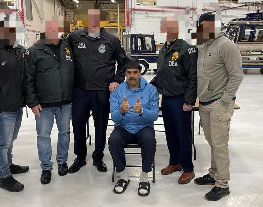 新闻快讯—— 美国当局公布委内瑞拉总统马杜罗被拘留的照片。