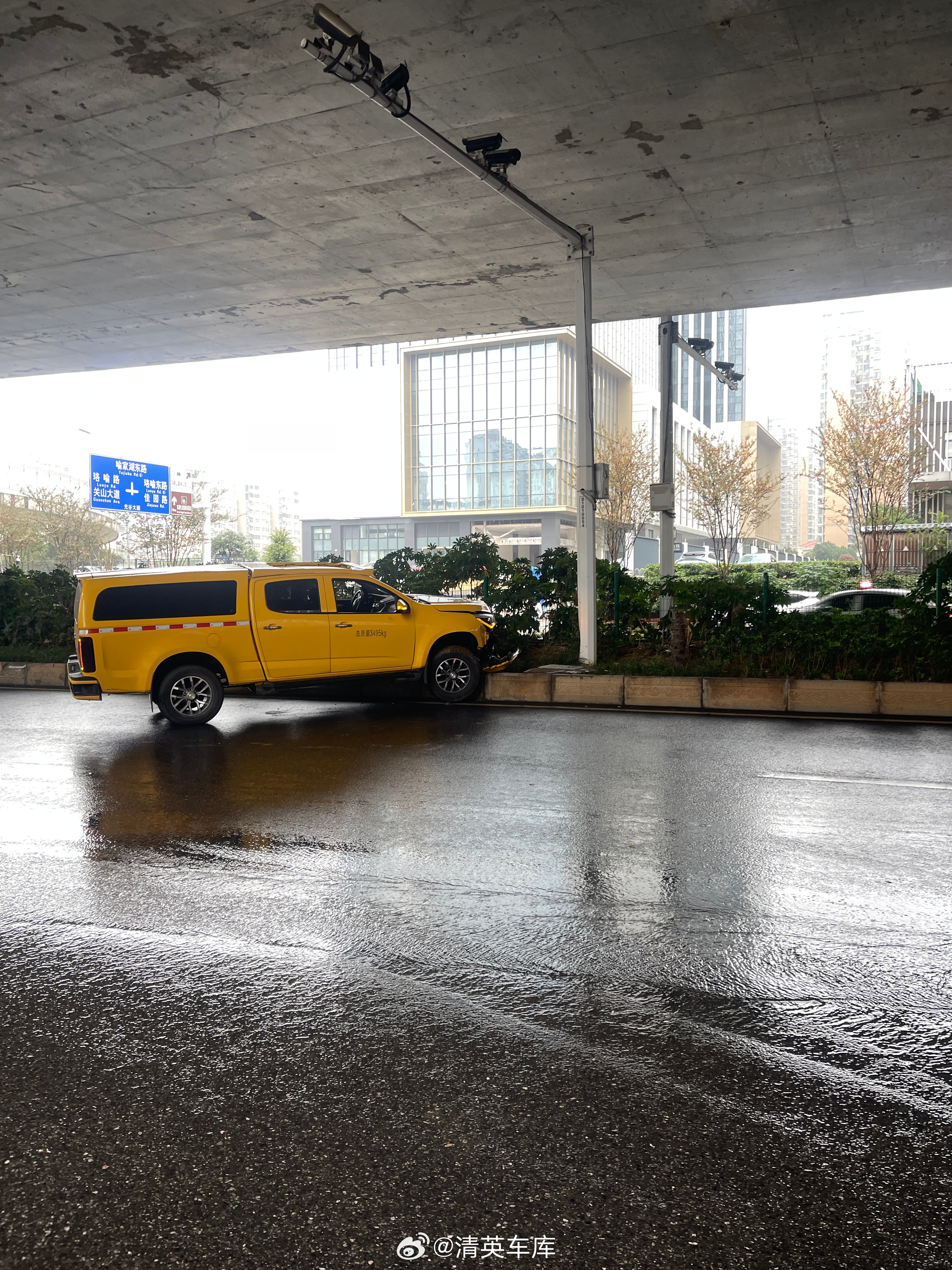 雨天路滑小心上绿化带，开车注意安全 ​​​