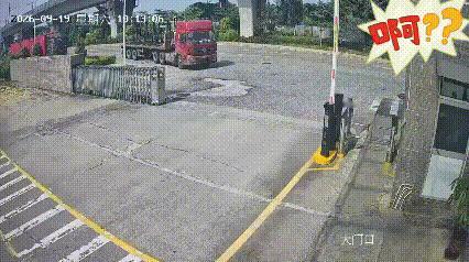 这又是哪位的手下？可真够勇的，骑着电动车直接跟大货车硬刚。
这段监控录像显示，9