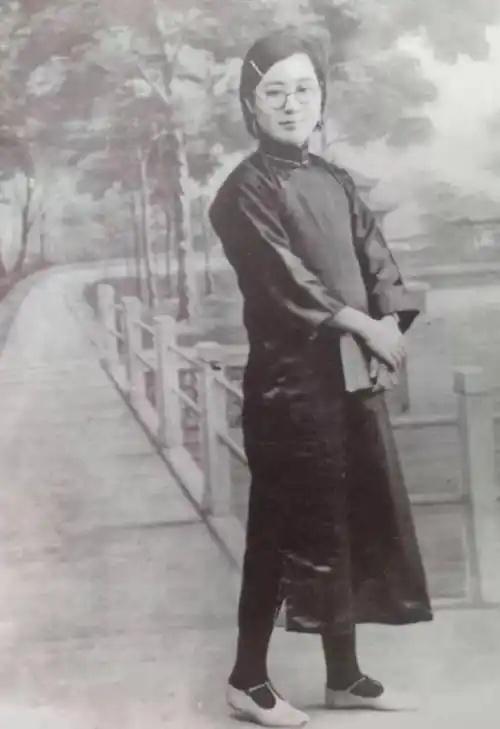 1963年，女作家聂华苓的母亲大限将至，她颤声说：“妈临死前，只求你一件事，离婚