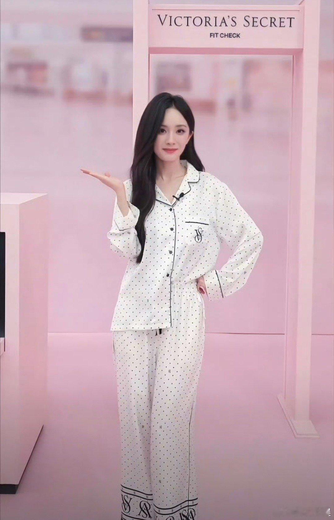杨幂今晚直播生图杨幂睡衣基础脸就不基础杨幂睡衣基础脸就不基础，美得很，[心][心