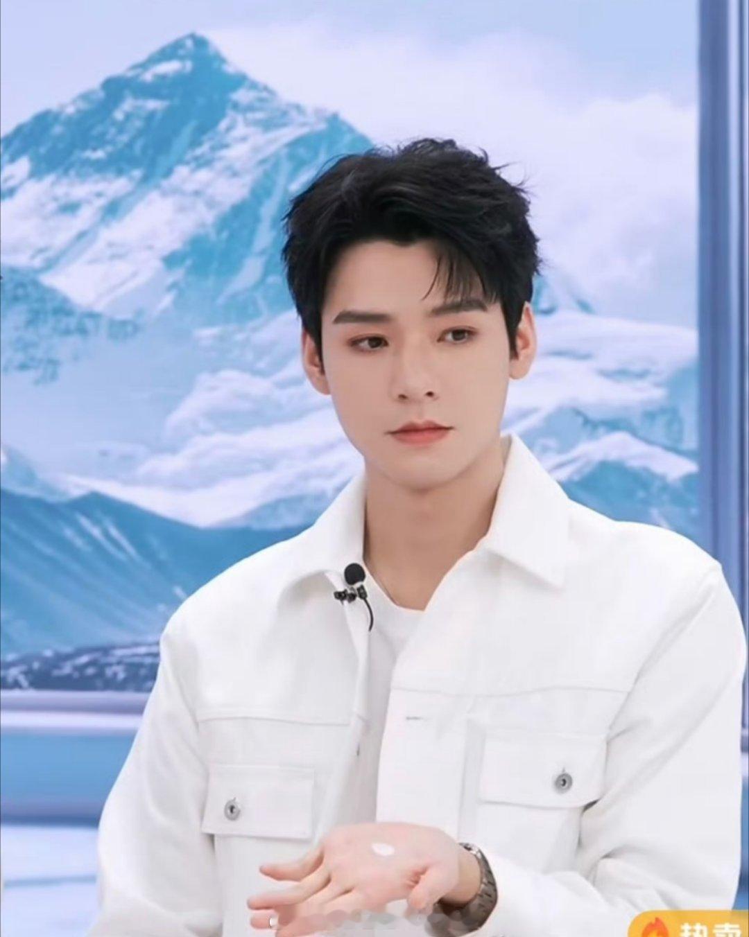 龚俊、徐振轩、陈昊宇直播营业造型🈶，如何？龚俊直播 龚俊你把我弄哭了满意吗 ​