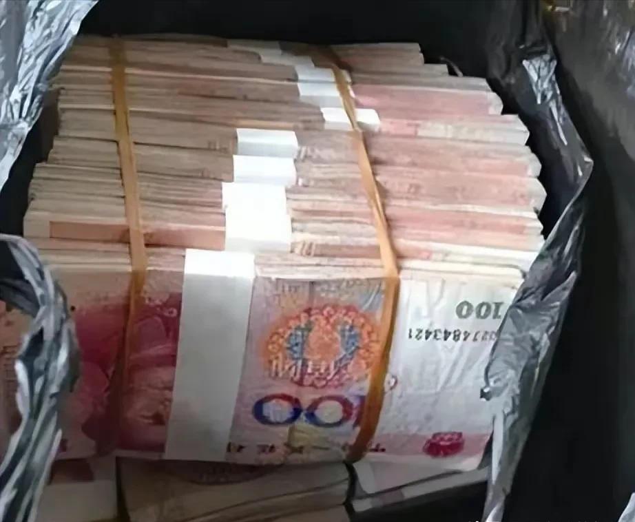 辽宁阜新，一男子去银行取钱，发现100多万存款不翼而飞，查询后得知，存款是前妻取