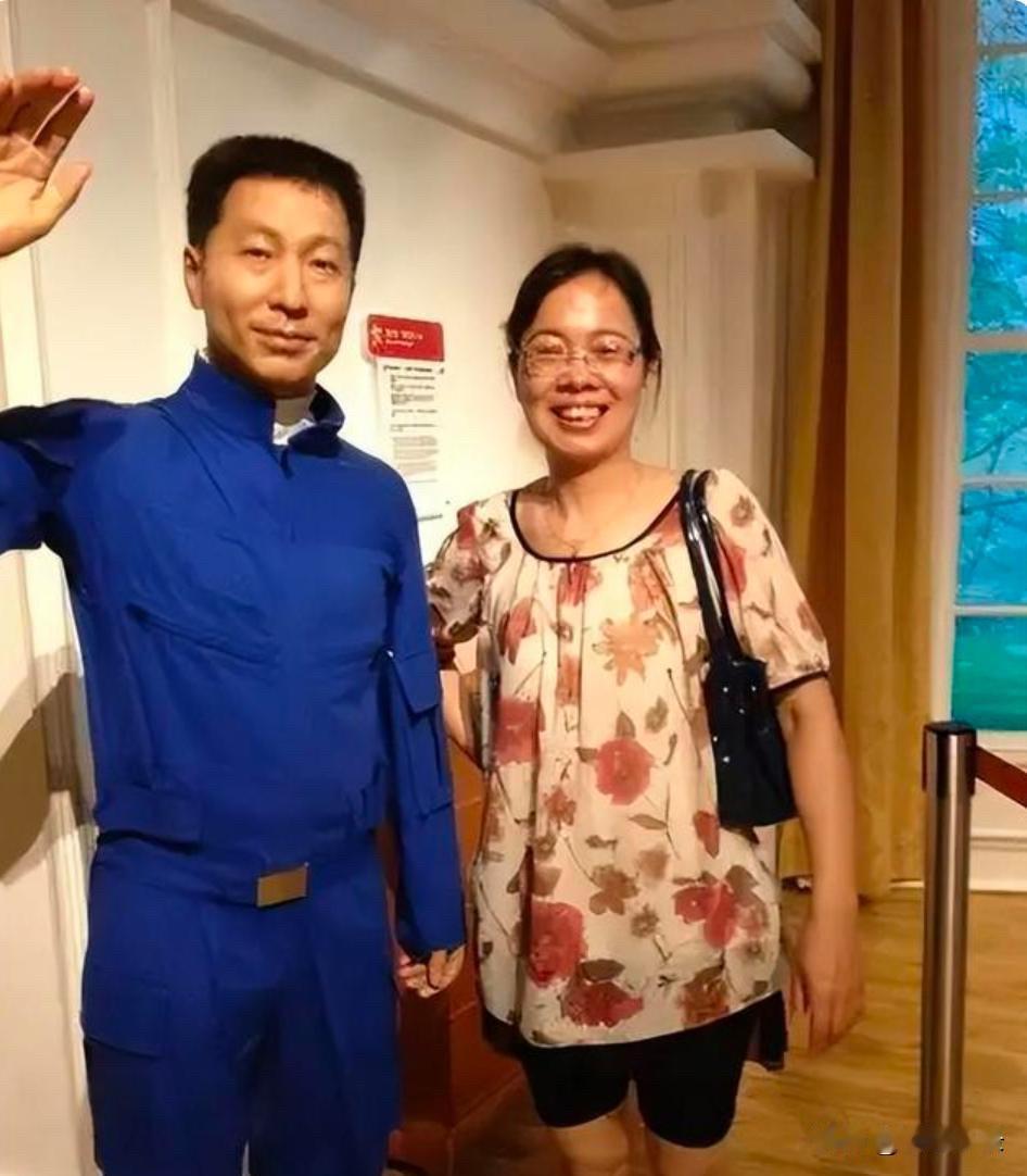 杨利伟夫妇珠海罕见同框！妻子打扮低调温婉，相守34年不离不弃！[赞][赞][得意