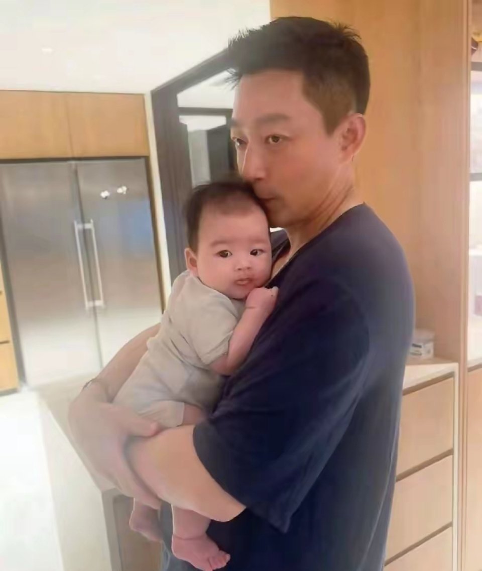 马筱梅晒汪小菲抱宝宝正脸照，6月2日就是小宝宝的百日宴了，不知道会有哪些人参加 