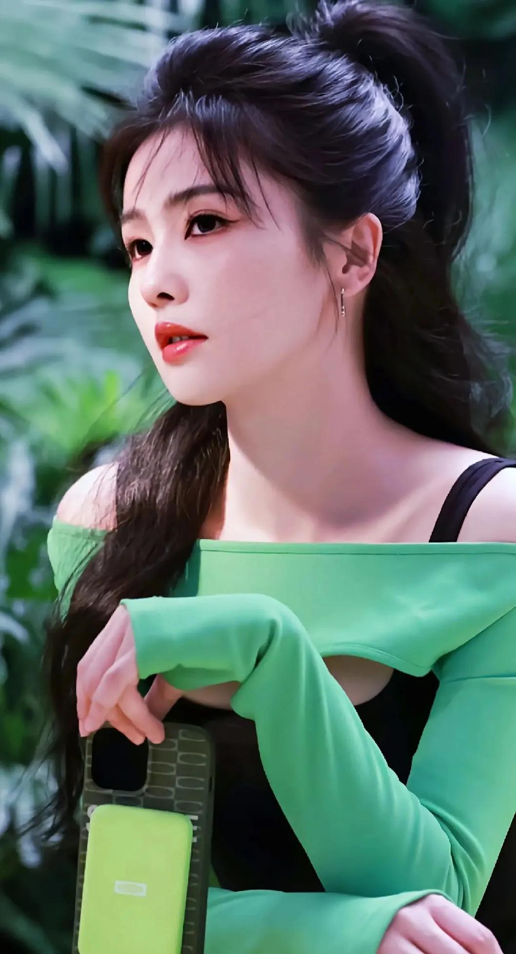 白鹿是一位备受瞩目的演员，她凭借出色的演技和外貌條件成为了用戶心中最喜愛的演員之
