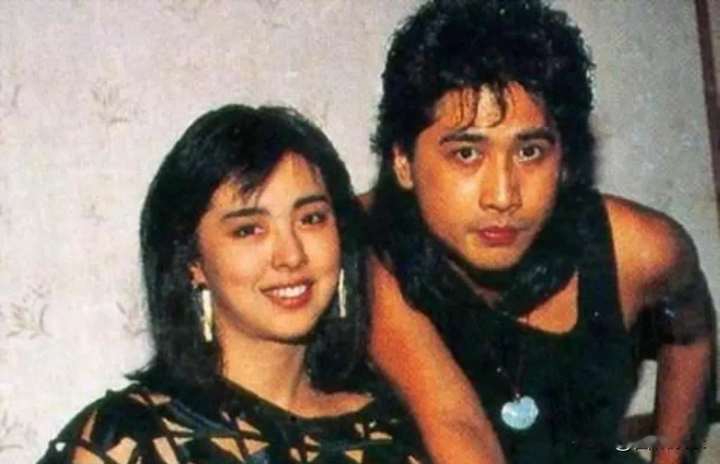 📸 90年代经典情侣照，满满的怀旧情怀！💕王祖贤