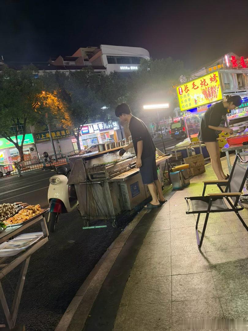 我草，横店的夜市太牛逼了  ​​​