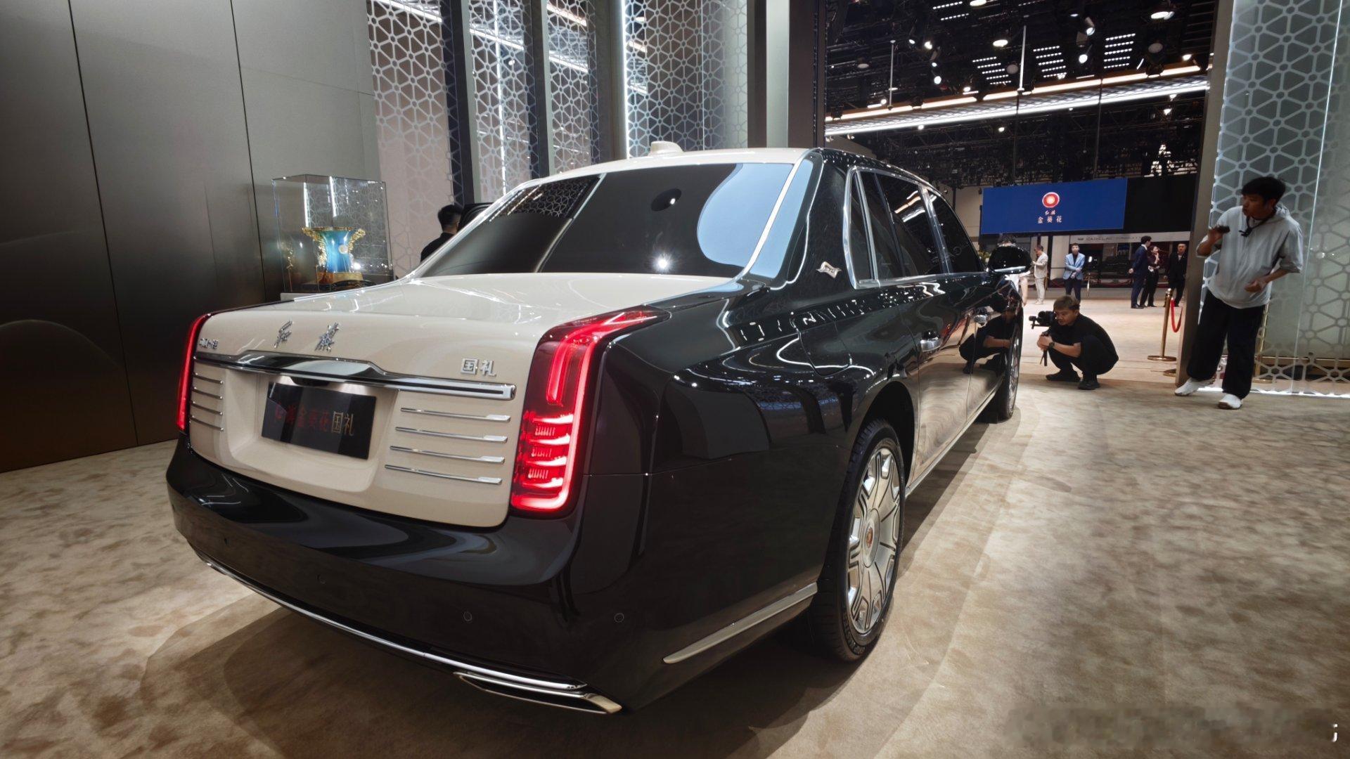 红旗金葵花国礼丝路华章主题定制版，车内外色彩来自《丝路山水地图》之中撷取丝路气韵