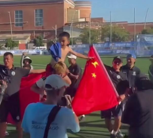 还是董路会培养人啊
乔治带着中国足球小将西班牙夺冠后，董路把乔治抗了起来，这娃真