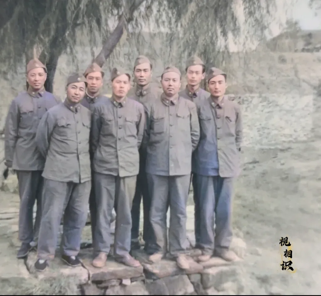 1957年，一组穿着军服的官兵们留下的照片，而当时最引人注目的，还是他们头上戴着...