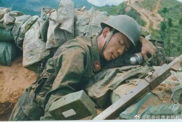 这是王爱军烈士牺牲后留下的画面王爱军1969年出生于湖北汉川城关，1982年加入