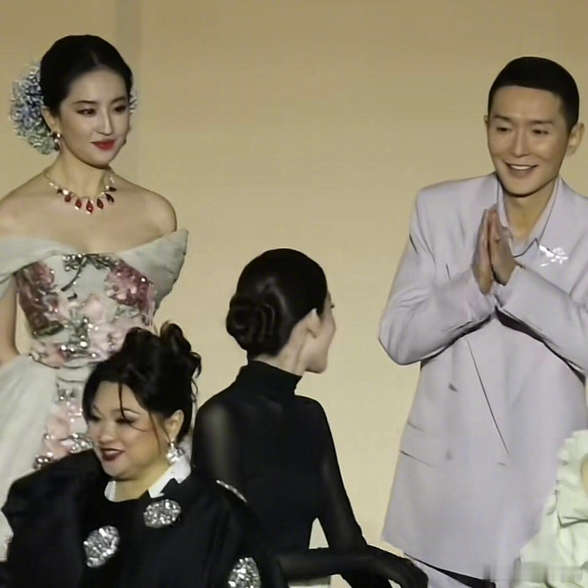 VOGUE发现娜扎的盘发也是一朵山茶花，360度全方位精致美人[期待] ​​​