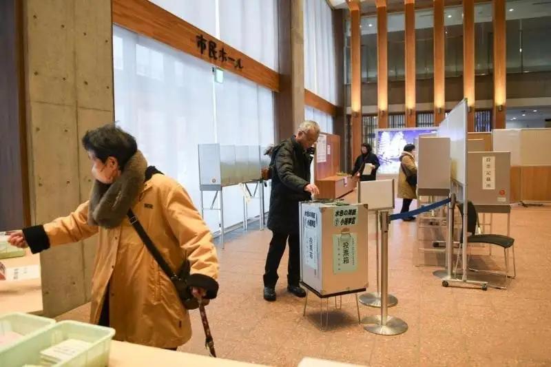 高市早苗政府为何要炒作稀土话题 高市早苗所在的日本政府炒作稀土话题，其实是出于多