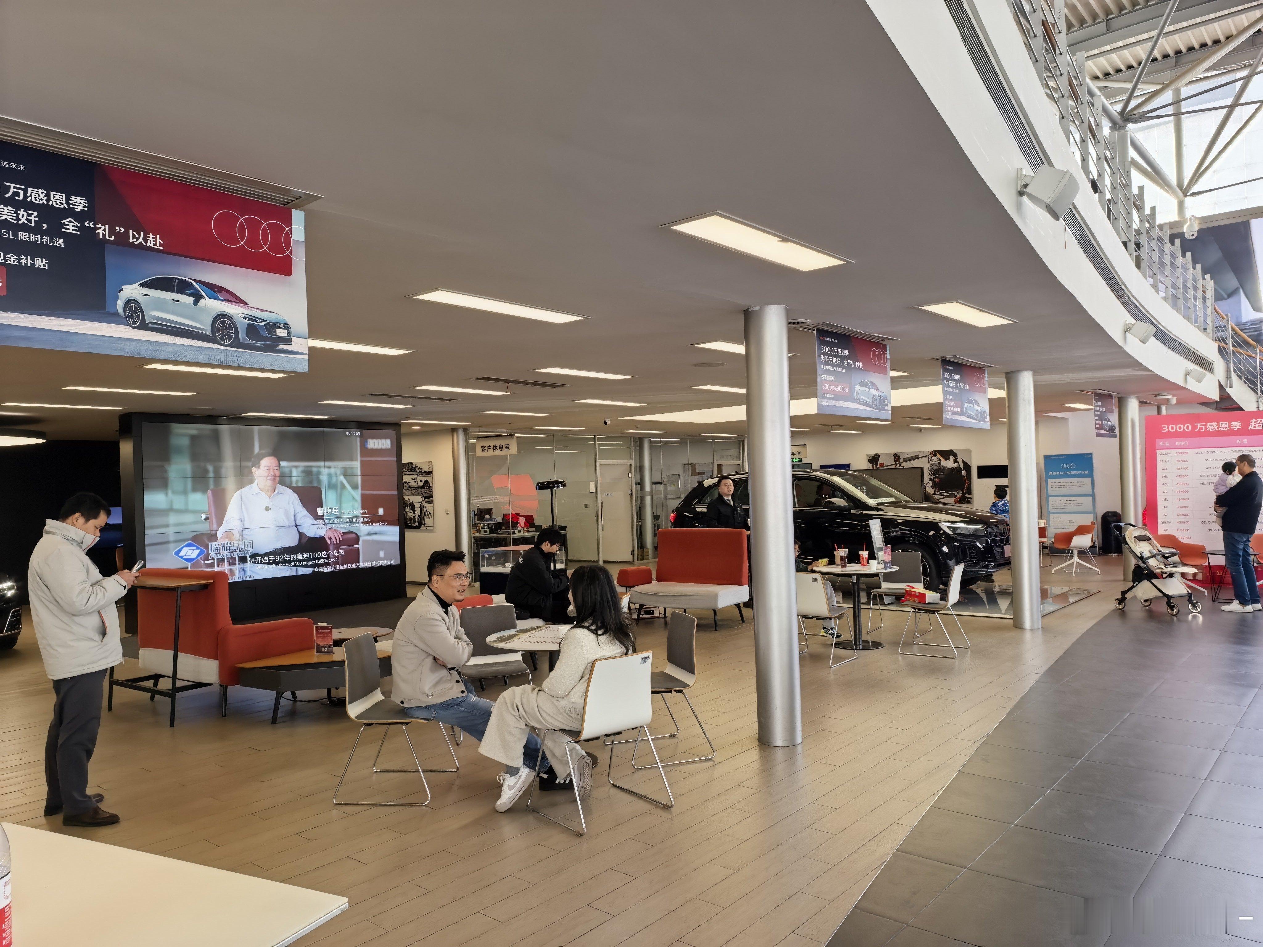 来做保养，谁说传统品牌没人关注的，展厅也有不少购车客户，A6和全新A5L关注的比