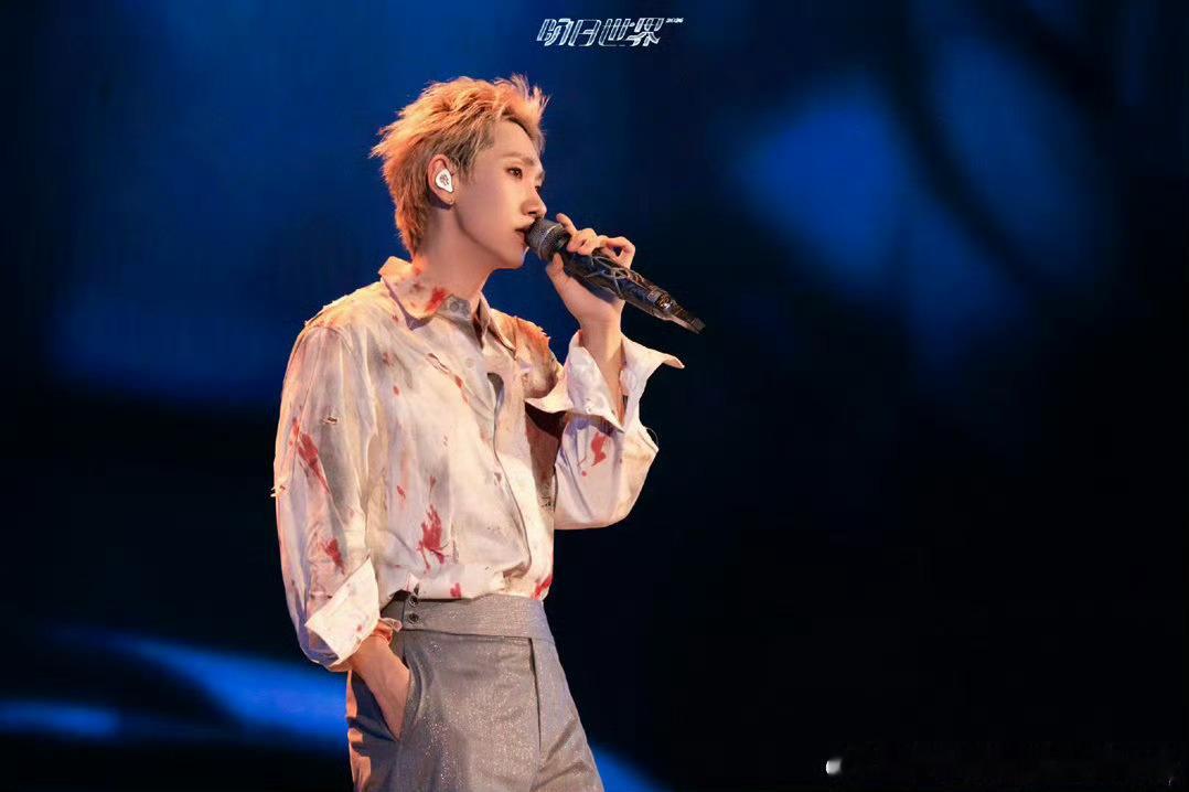 汪苏泷脱完全场沉默了汪苏泷演唱会趣味互动笑点满满，卖力铺垫最大尺度吊足期待，脱外