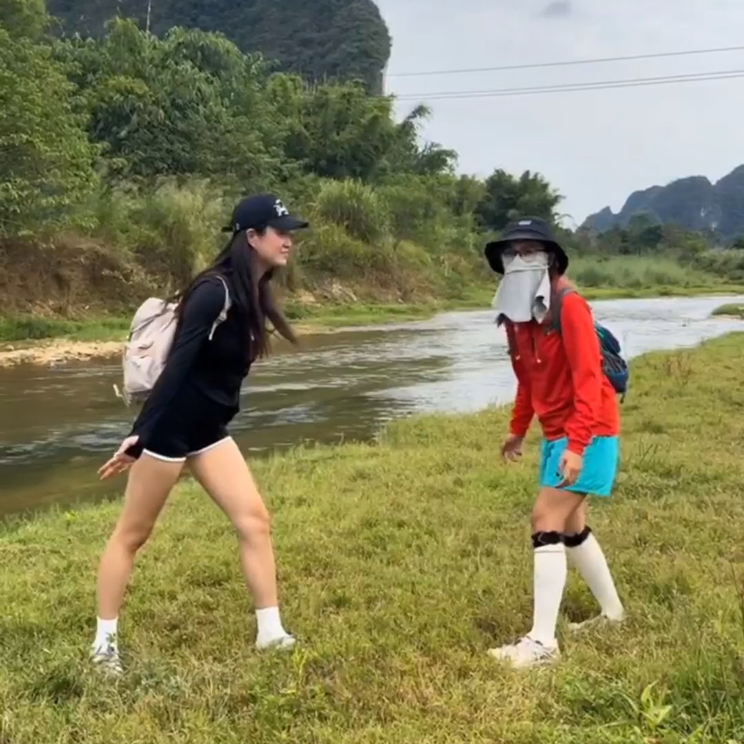 爬山累成狗？不存在的！👯♀️我那发癫姐妹直接在山顶开起了个人演唱会🎤，100