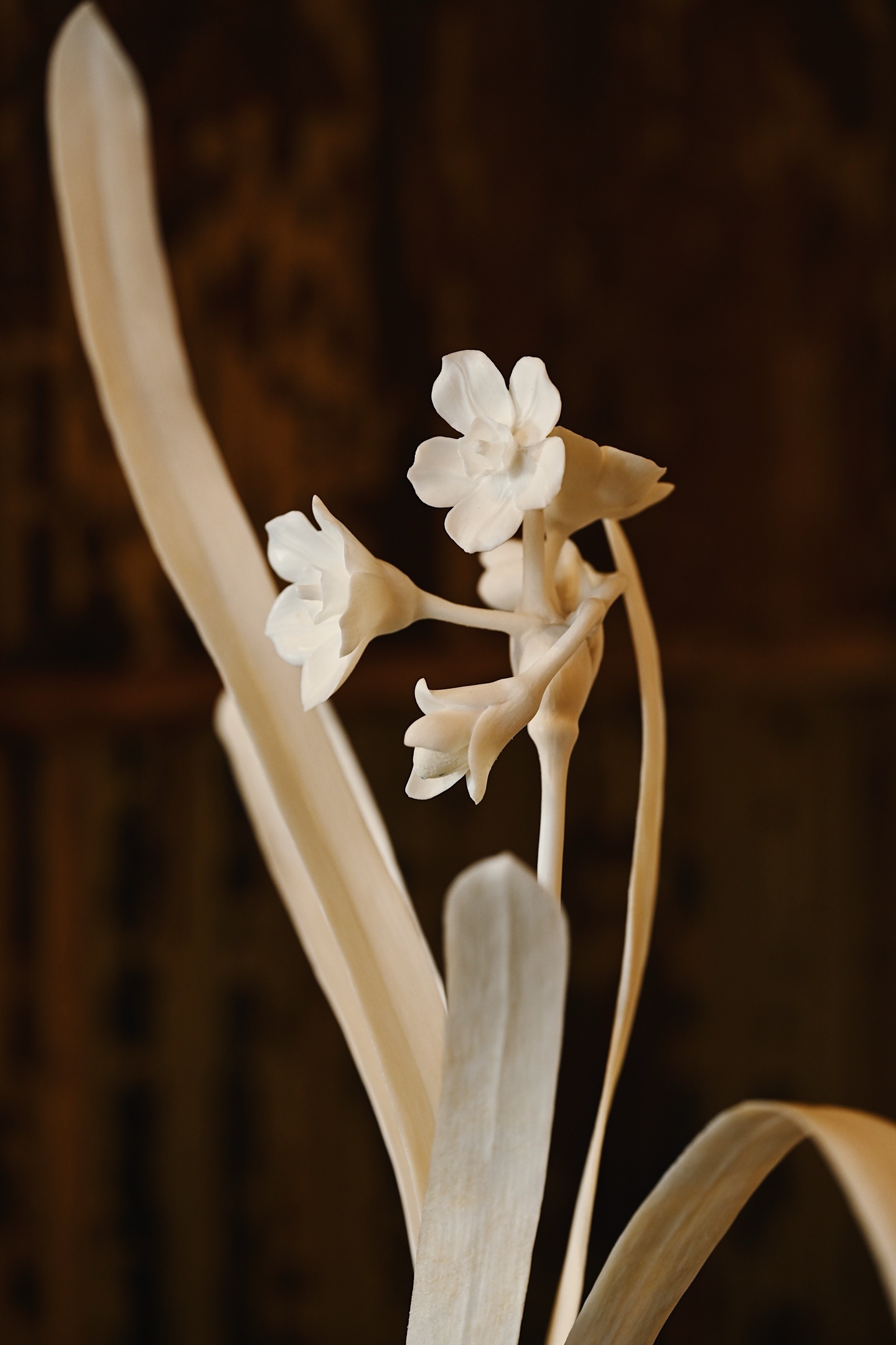 鹿角 | 水仙 清供盆景雕工细腻，花叶似坠露凝香，清姿秀逸，蝴蝶翩跹，气韵清灵。