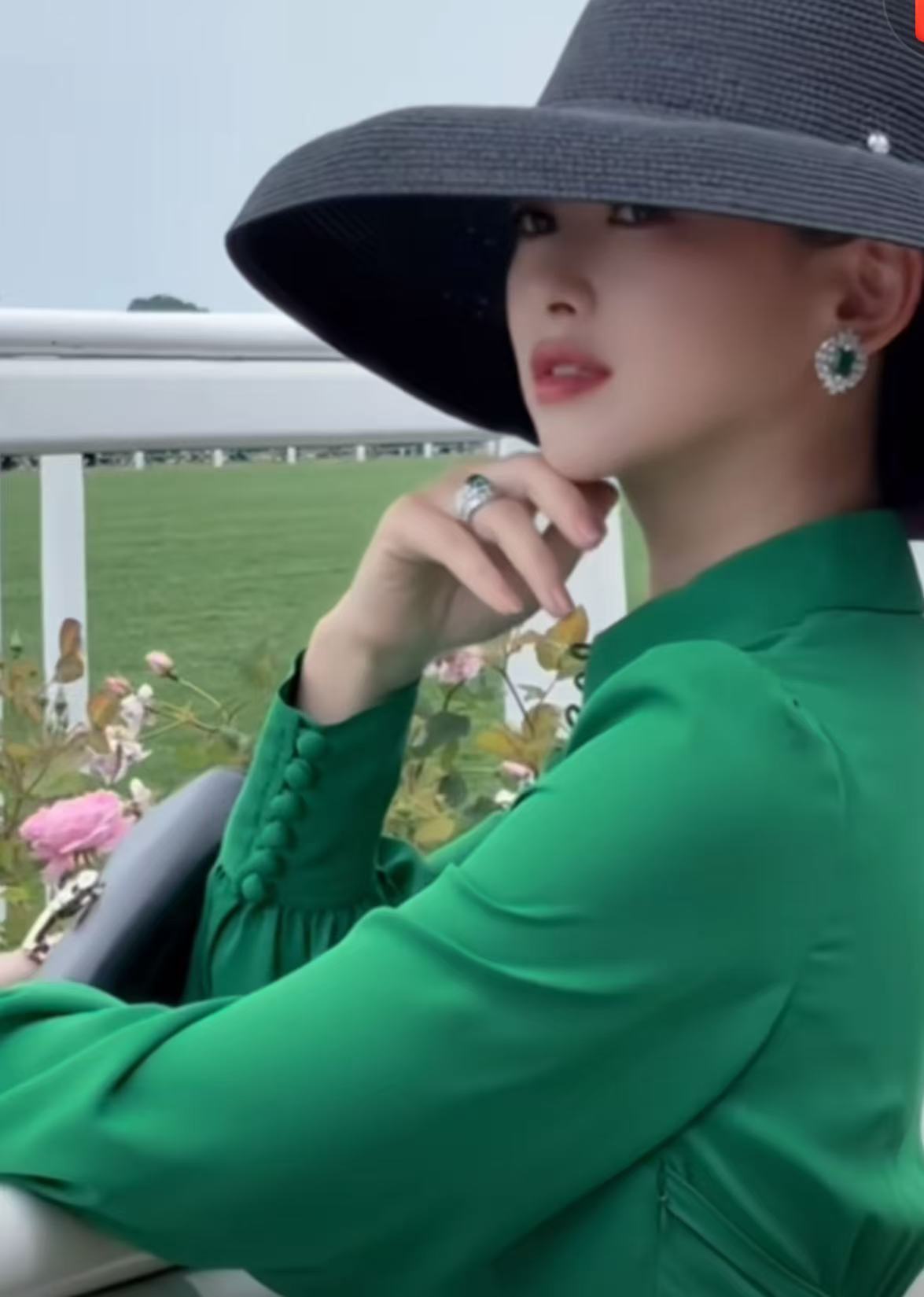 朱珠顶级社交场的东方美人 谁说东方美不能惊艳世界？朱珠用赛马会上的每一个镜头证明