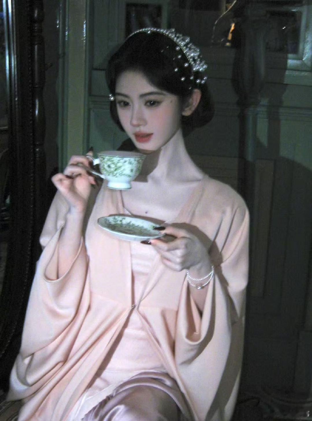 鞠婧祎苏绿夏三套妆造鞠婧祎苏绿夏三套造型 苏绿夏的衣服都好漂亮，苏绿夏好美 