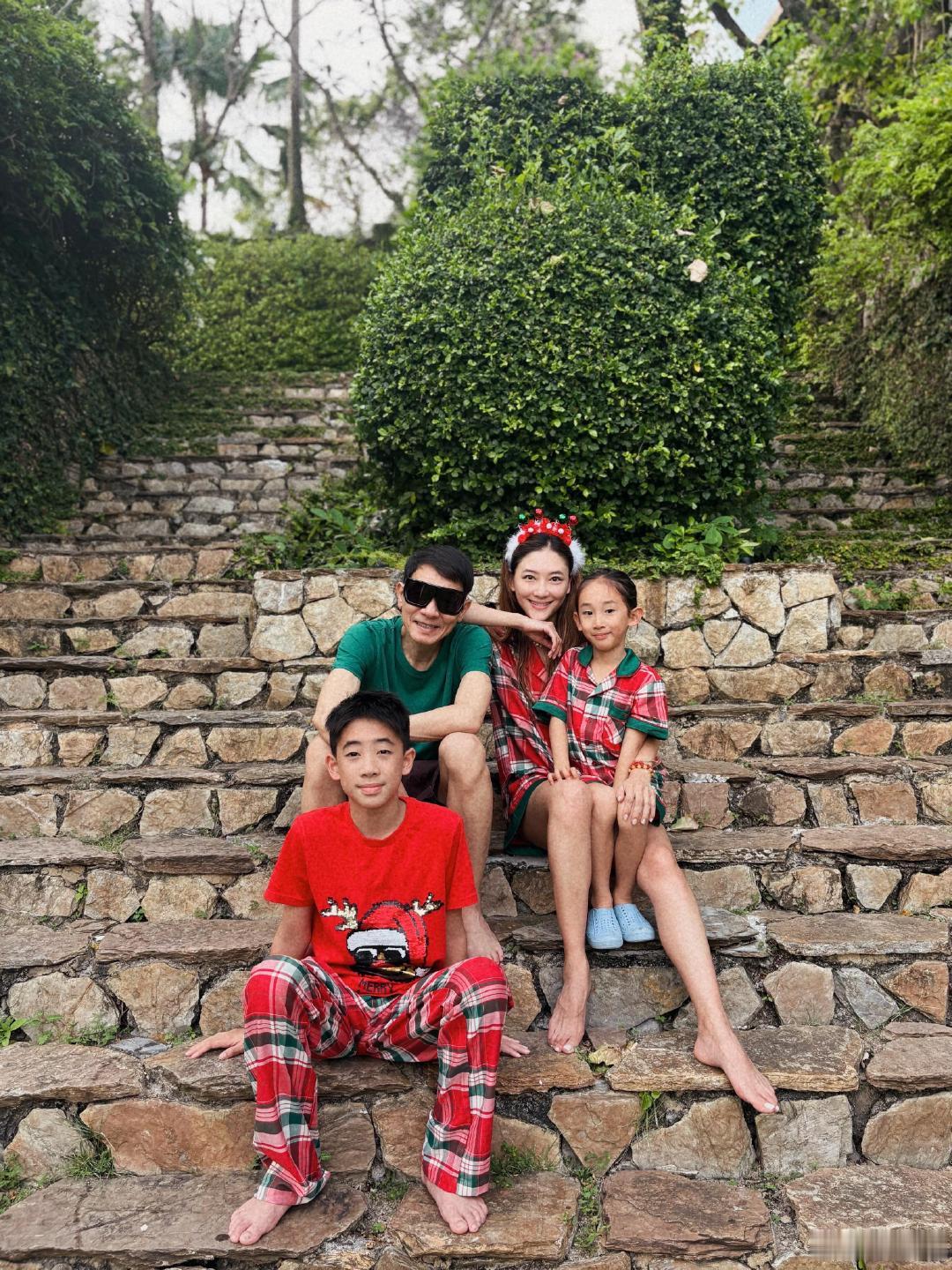 陈小春应采儿一家四口度假照陈小春应采儿一家四口度假全家福 陈小春应采儿一家四口度