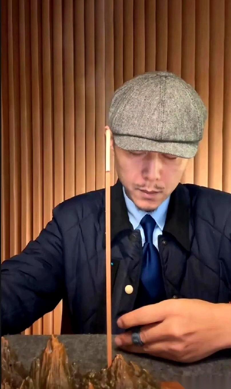 张雪峰没了？
刚从大冰直播间出来，人都懵的。
满屏都在刷，我还不信，结果大冰亲口