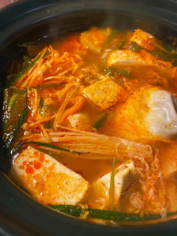 今日份美食必须晒一晒！中午给自己弄了个韩式泡菜豆腐汤，这做法简单，煮出来酸辣辣的