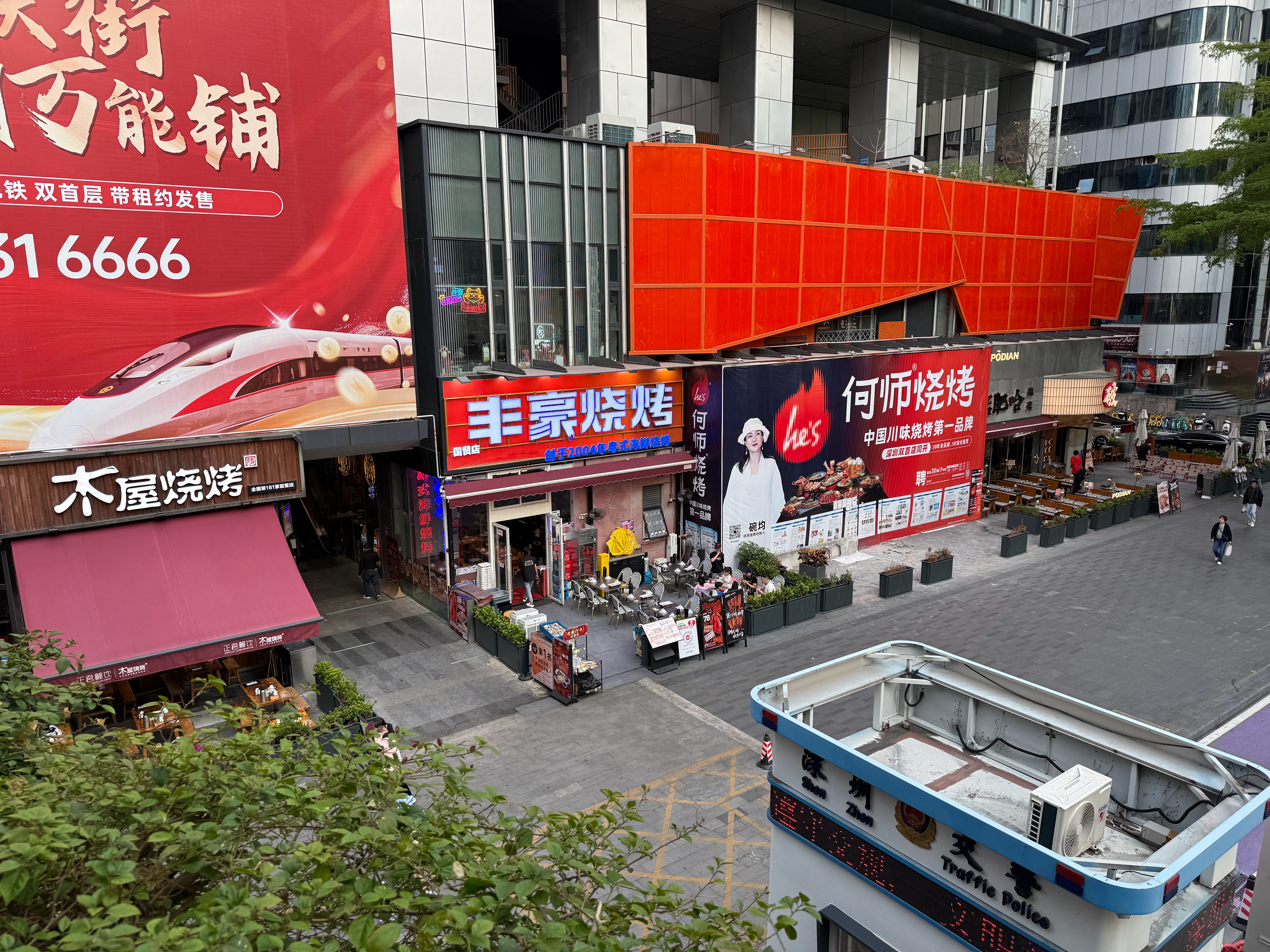 天台民宿楼下成烧烤基地了，本来就有木屋烧烤，丰豪烧烤，破店肥哈烧烤，现在又来了一