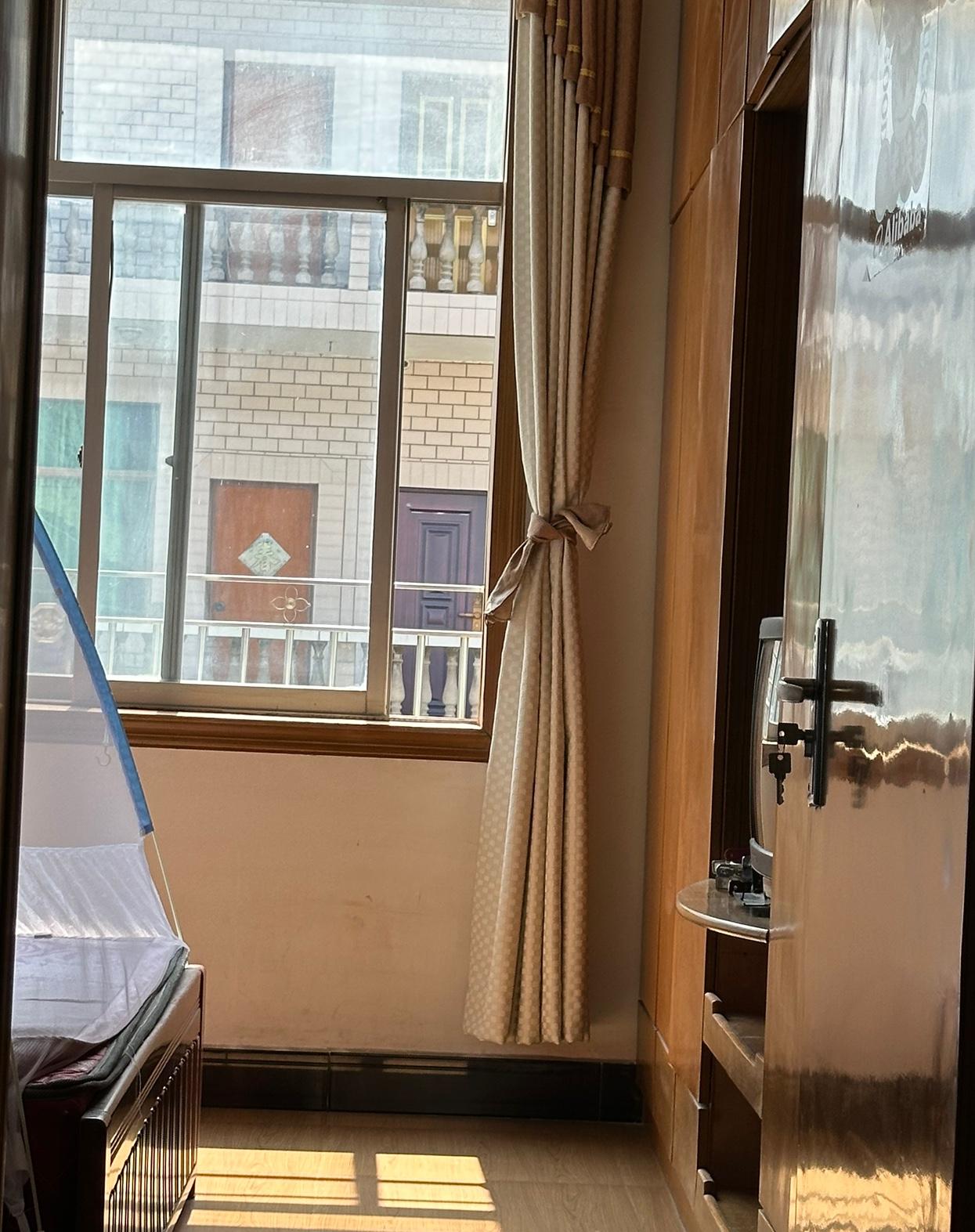 近日常常忙得头天晚上洗澡换下来的衣服都来不及洗，要等到第二天晚上才洗。

有啥办