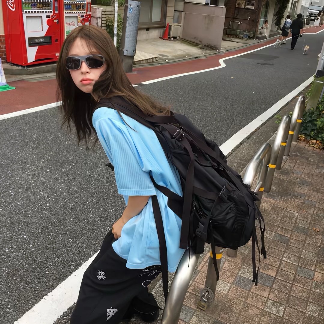 分享日常：1.玩手机2.把手机玩没电3.给手机充电4.充着电玩手机 ​​​