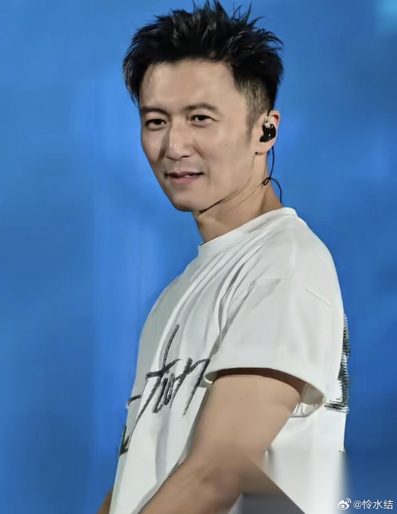 现在看来，谢霆锋和王菲的爱情，其实也没有那么甜蜜。 因为，如果他们确实很在乎彼此