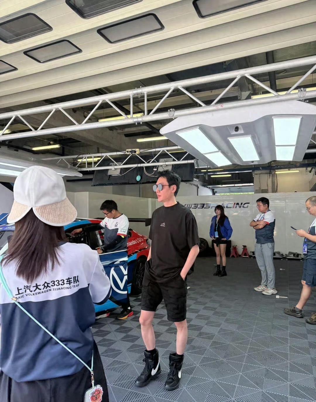 冯绍峰亮相CTCC上海站的赛事车间。
一身简约黑色短袖搭配短裤，脚踩高帮靴，墨镜