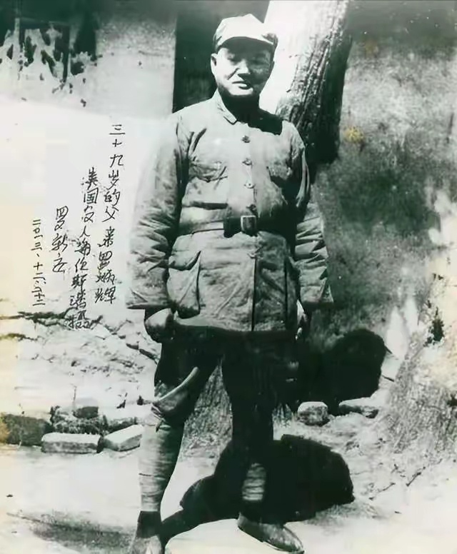 老照片 罗炳辉军事生涯中职级非常高，曾在“双红一”部队当过师长、军长，后来升任红