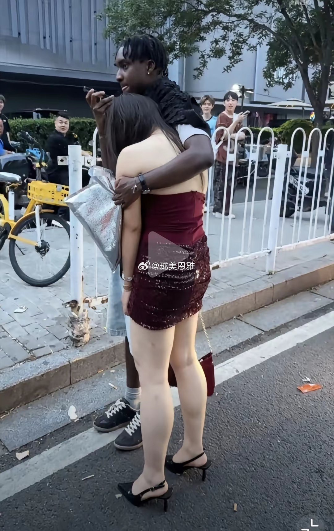 这是谁家闺女？喝醉被人家捡走了，接下来不知道会发生什么了 