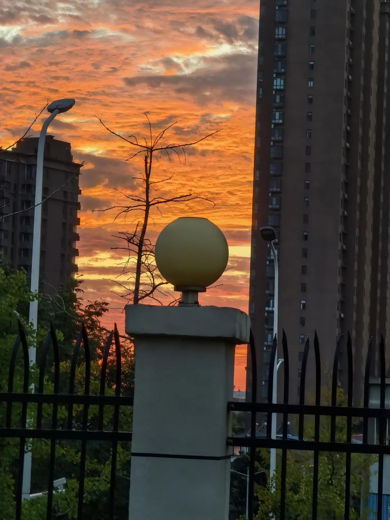 连夕阳都来为咱们伟大的祖国母亲庆生了，国庆的夕阳红晚霞火烧云美不胜收。