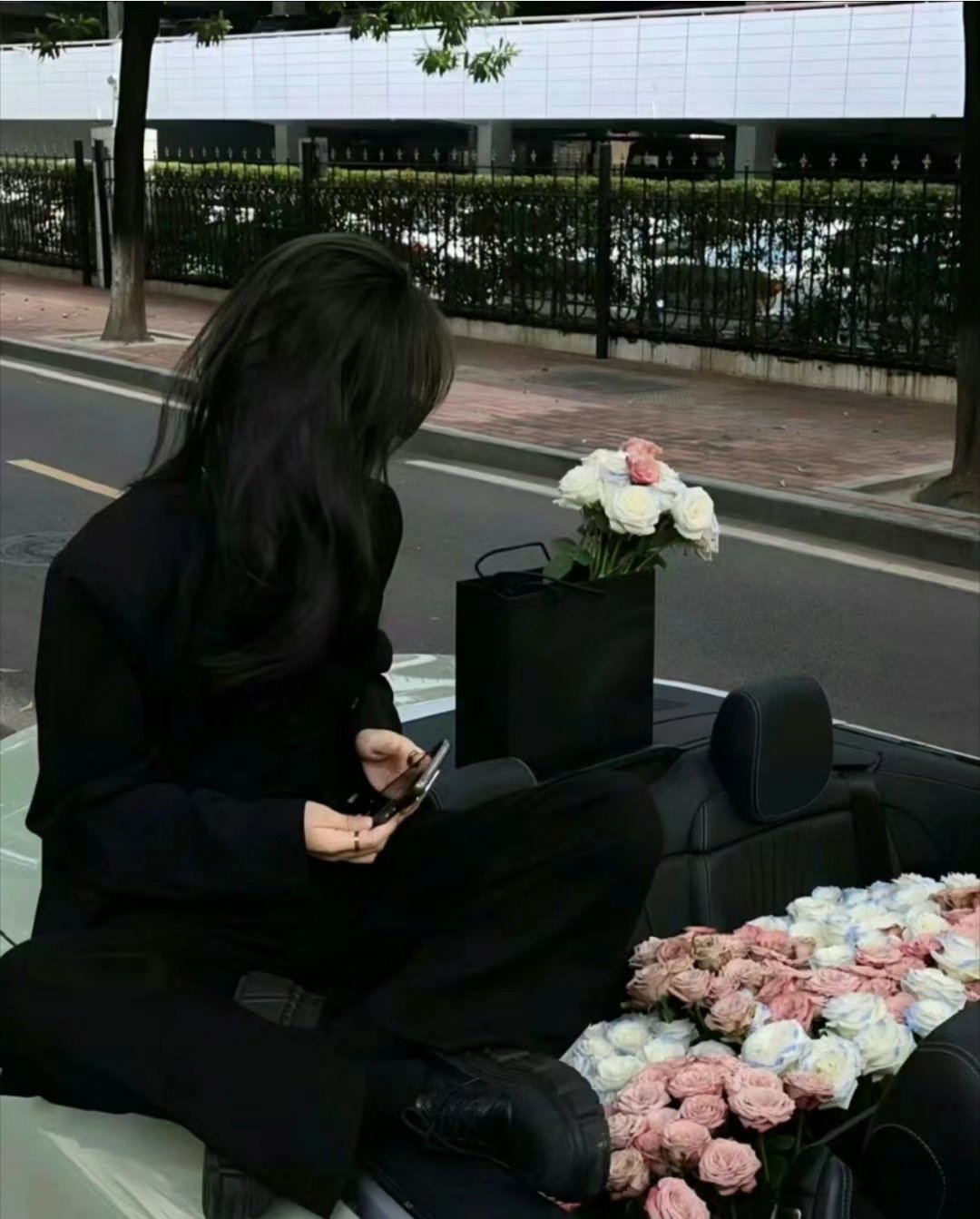 女孩子在每个年龄段 都有乘风破浪的勇气 活出最飒的自己 二十自立 三十随意 四十