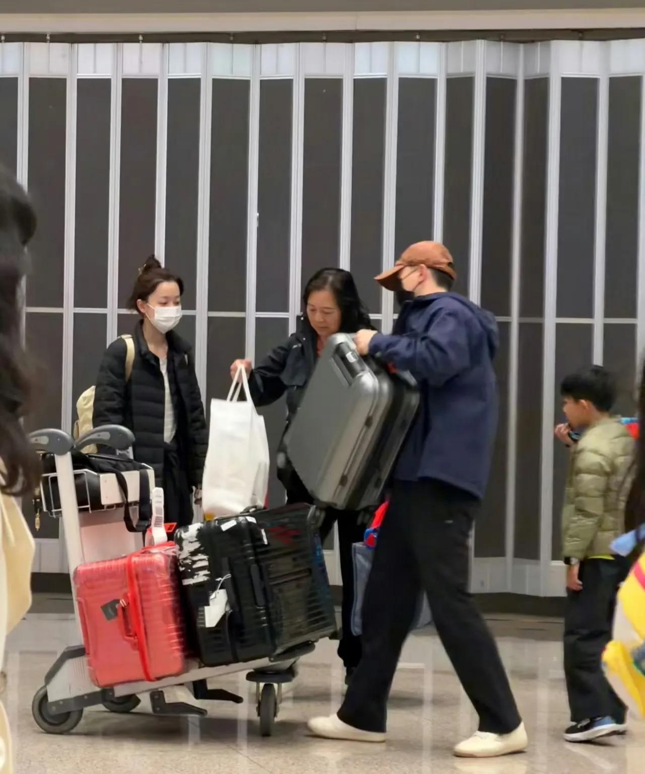 马龙夏露一家机场回家，
龙队大包小包的搬行李，
露姐站一边看着，
样貌状态看起来